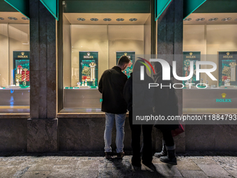 People on the street for window shopping and buying presents in Munich, Bavaria, Germany, on December 20, 2024 (