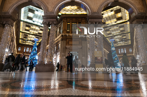 The last days of Christmas shopping occur in the streets of the historic center in Rome, Italy, on December 20, 2024. 