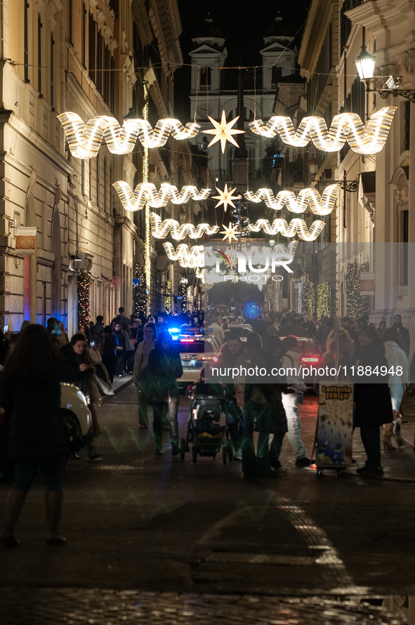 The last days of Christmas shopping occur in the streets of the historic center in Rome, Italy, on December 20, 2024. 