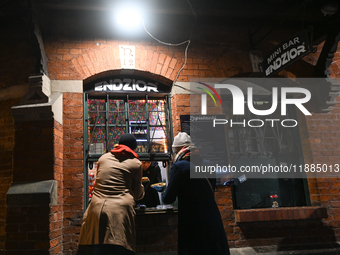 KRAKOW, POLAND - DECEMBER 20:   
People collect a traditional 'zapiekanka' - a toasted open-face sandwich with sliced baguette, sauteed whit...