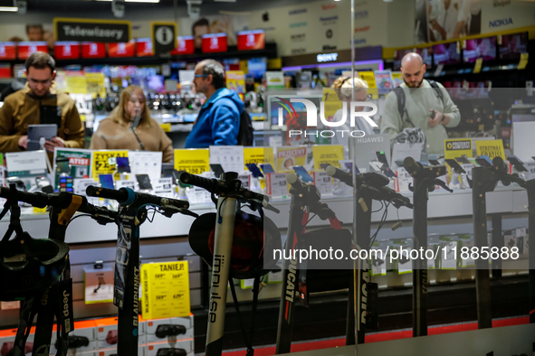 Shoppers make last minute shopping in Bonarka shopping mall ahead of Christmas Day on Saturday December 21, 2024. 