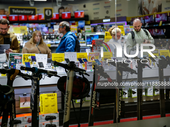 Shoppers make last minute shopping in Bonarka shopping mall ahead of Christmas Day on Saturday December 21, 2024. (