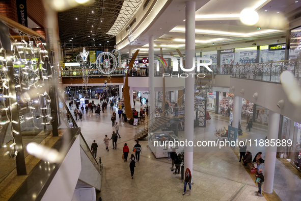 Shoppers make last minute shopping in Bonarka shopping mall ahead of Christmas Day on Saturday December 21, 2024. 