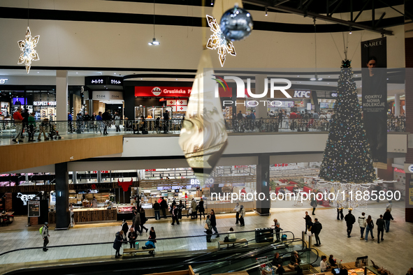 Shoppers make last minute shopping in Bonarka shopping mall ahead of Christmas Day on Saturday December 21, 2024. 