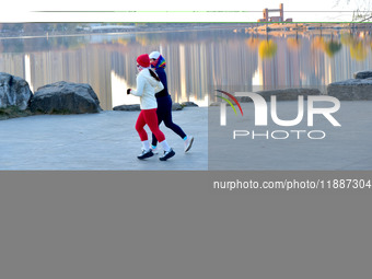 People run for fitness in low temperatures at Donghu Park in Zaozhuang, East China's Shandong province, on December 21, 2024. (