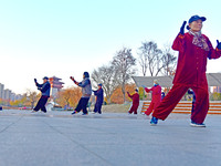 Fitness enthusiasts practice tai chi in low temperatures at Donghu Park in Zaozhuang City, East China's Shandong Province, on December 21, 2...