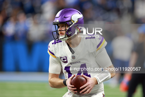 DETROIT,MICHIGAN-JANUARY 5:  Quarterback Sam Darnold (14) of the Minnesota Vikings receives the ball ahead of a game between the Detroit Lio...