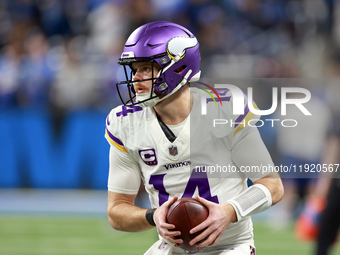 DETROIT,MICHIGAN-JANUARY 5:  Quarterback Sam Darnold (14) of the Minnesota Vikings receives the ball ahead of a game between the Detroit Lio...