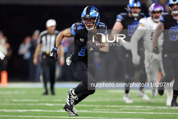 DETROIT,MICHIGAN-JANUARY 5:  Wide receiver Amon-Ra St. Brown (14) of the Detroit Lions carries the ball during a game between the Detroit Li...