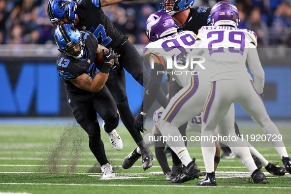 DETROIT,MICHIGAN-JANUARY 5:  Running back Craig Reynolds (13) of the Detroit Lions carries the ball during a game between the Detroit Lions...