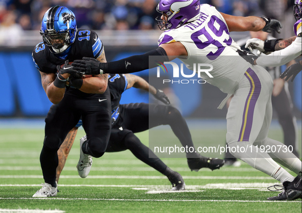 DETROIT,MICHIGAN-JANUARY 5:  Running back Craig Reynolds (13) of the Detroit Lions carries the ball during a game between the Detroit Lions...