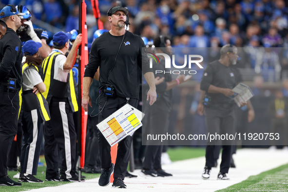 DETROIT,MICHIGAN-JANUARY 5:  Head coach Dan Campbell of the Detroit Lions walks on the sidelines during a game between the Detroit Lions and...