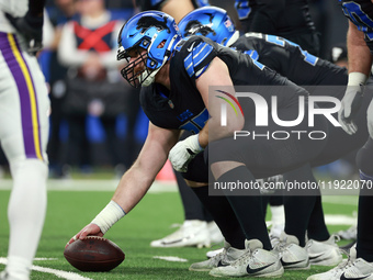 DETROIT,MICHIGAN-JANUARY 5:  Center Frank Ragnow (77) of the Detroit Lions prepares to snap the ball  during a game between the Detroit Lion...