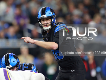 DETROIT,MICHIGAN-JANUARY 5:  Quarterback Jared Goff (16) of the Detroit Lions calls a play during a game between the Detroit Lions and the M...