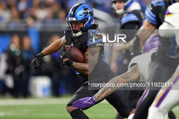 DETROIT,MICHIGAN-JANUARY 5:  Running back Jahmyr Gibbs (26) of the Detroit Lions carries the ball during a game between the Detroit Lions an...