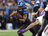 DETROIT,MICHIGAN-JANUARY 5:  Running back Jahmyr Gibbs (26) of the Detroit Lions carries the ball during a game between the Detroit Lions an...