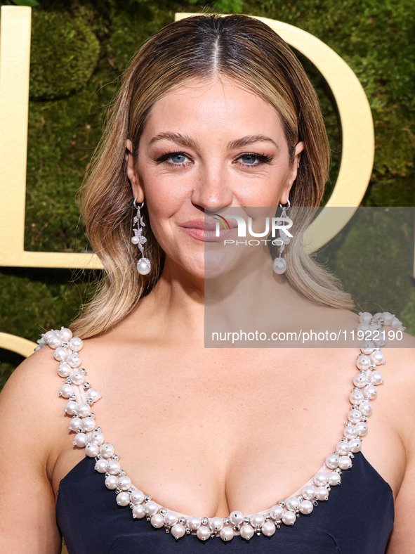 Abby Elliott arrives at the 82nd Annual Golden Globe Awards held at The Beverly Hilton Hotel on January 5, 2025 in Beverly Hills, Los Angele...