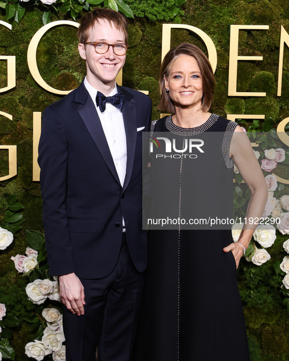 Kit Bernard and mother Jodie Foster arrive at the 82nd Annual Golden Globe Awards held at The Beverly Hilton Hotel on January 5, 2025 in Bev...