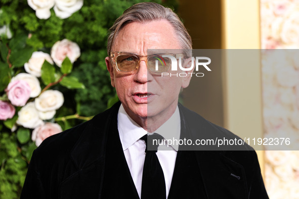 Daniel Craig wearing Armani arrives at the 82nd Annual Golden Globe Awards held at The Beverly Hilton Hotel on January 5, 2025 in Beverly Hi...