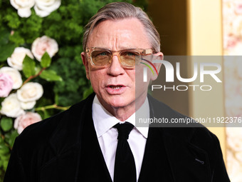 Daniel Craig wearing Armani arrives at the 82nd Annual Golden Globe Awards held at The Beverly Hilton Hotel on January 5, 2025 in Beverly Hi...