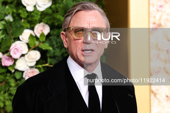 Daniel Craig wearing Armani arrives at the 82nd Annual Golden Globe Awards held at The Beverly Hilton Hotel on January 5, 2025 in Beverly Hi...