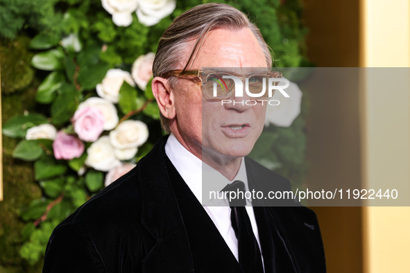 Daniel Craig wearing Armani arrives at the 82nd Annual Golden Globe Awards held at The Beverly Hilton Hotel on January 5, 2025 in Beverly Hi...