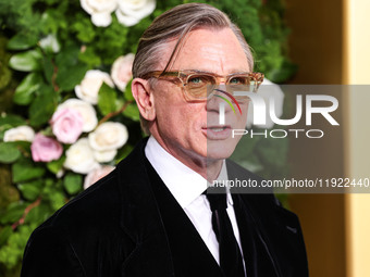 Daniel Craig wearing Armani arrives at the 82nd Annual Golden Globe Awards held at The Beverly Hilton Hotel on January 5, 2025 in Beverly Hi...