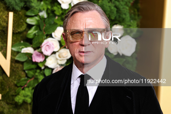 Daniel Craig wearing Armani arrives at the 82nd Annual Golden Globe Awards held at The Beverly Hilton Hotel on January 5, 2025 in Beverly Hi...