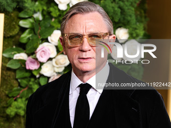 Daniel Craig wearing Armani arrives at the 82nd Annual Golden Globe Awards held at The Beverly Hilton Hotel on January 5, 2025 in Beverly Hi...