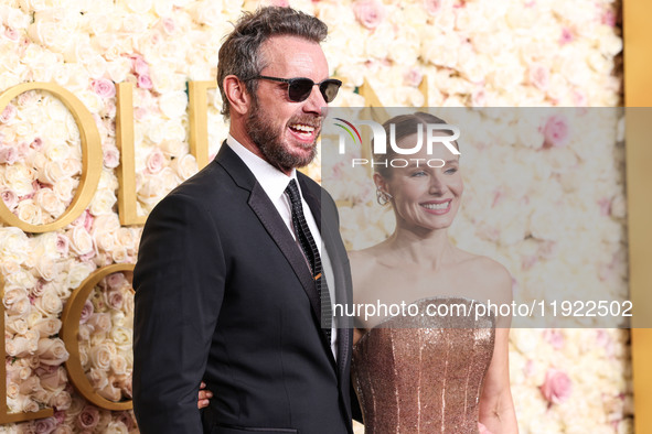 Dax Shepard and wife Kristen Bell arrive at the 82nd Annual Golden Globe Awards held at The Beverly Hilton Hotel on January 5, 2025 in Bever...