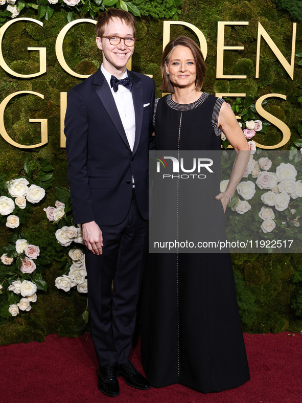 Kit Bernard and mother Jodie Foster arrive at the 82nd Annual Golden Globe Awards held at The Beverly Hilton Hotel on January 5, 2025 in Bev...