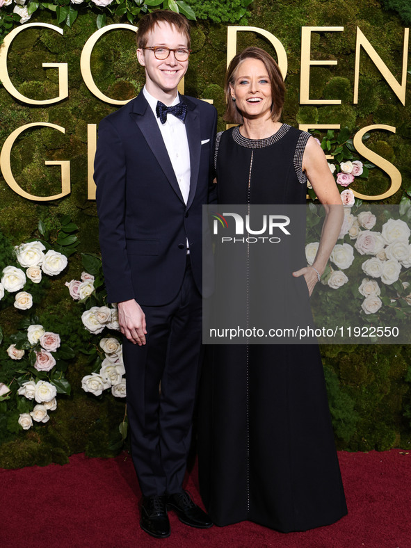 Kit Bernard and mother Jodie Foster arrive at the 82nd Annual Golden Globe Awards held at The Beverly Hilton Hotel on January 5, 2025 in Bev...