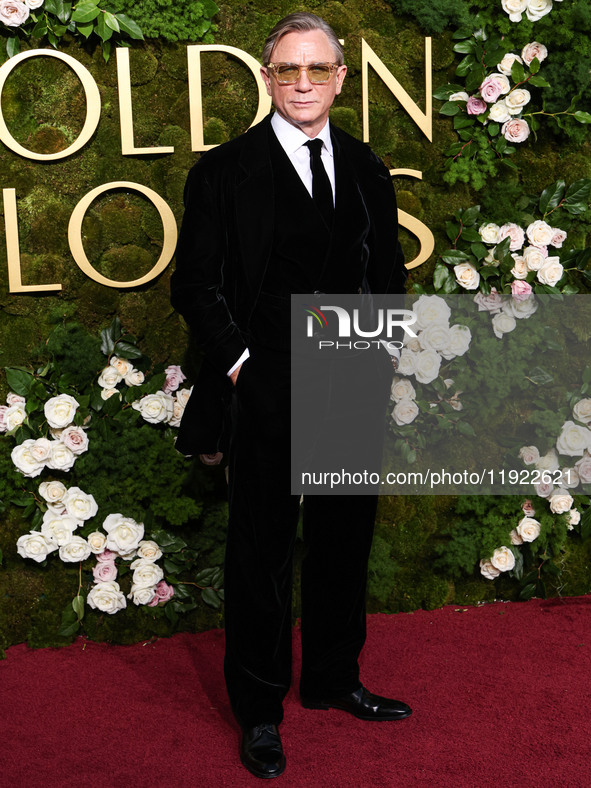 Daniel Craig wearing Armani arrives at the 82nd Annual Golden Globe Awards held at The Beverly Hilton Hotel on January 5, 2025 in Beverly Hi...