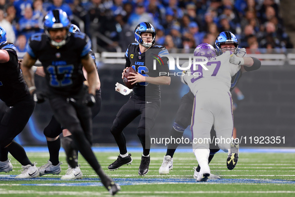 DETROIT,MICHIGAN-JANUARY 5:  Quarterback Jared Goff (16) of the Detroit Lions looks to pass the ball during a game between the Detroit Lions...