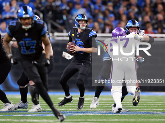 DETROIT,MICHIGAN-JANUARY 5:  Quarterback Jared Goff (16) of the Detroit Lions looks to pass the ball during a game between the Detroit Lions...