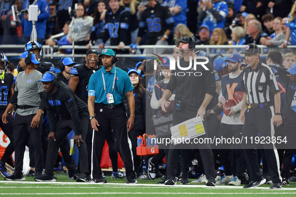 DETROIT,MICHIGAN-JANUARY 5:  Detroit Lions head coach Dan Campbell looks on from the sidelines during a game between the Detroit Lions and t...