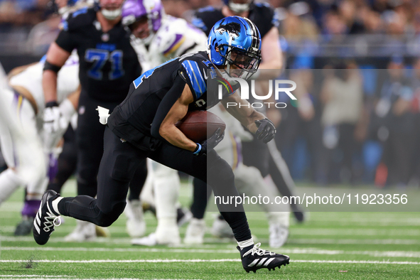 DETROIT,MICHIGAN-JANUARY 5:  Wide receiver Amon-Ra St. Brown (14) of the Detroit Lions carries the ball during a game between the Detroit Li...