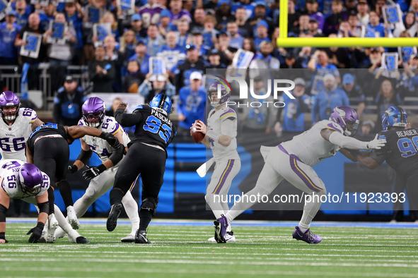 DETROIT,MICHIGAN-JANUARY 5:  Quarterback Sam Darnold (14) of the Minnesota Vikings looks for an opening during a game between the Detroit Li...