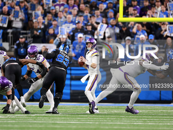 DETROIT,MICHIGAN-JANUARY 5:  Quarterback Sam Darnold (14) of the Minnesota Vikings looks for an opening during a game between the Detroit Li...