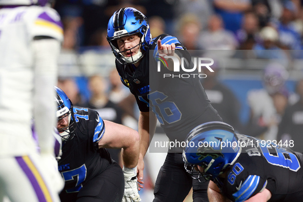 DETROIT,MICHIGAN-JANUARY 5:  Quarterback Jared Goff (16) of the Detroit Lions calls a play during a game between the Detroit Lions and the M...