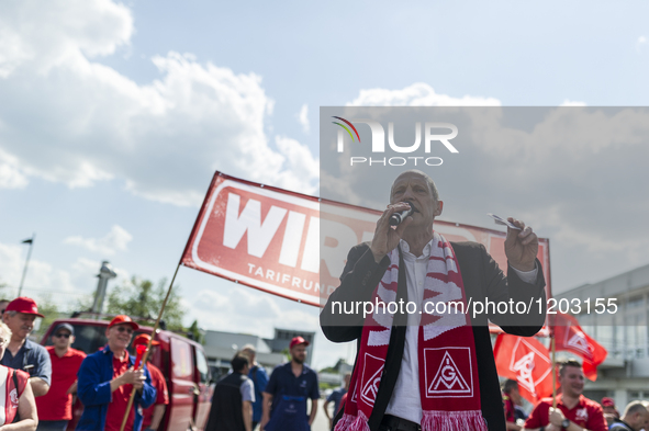 Union IG Metall Berlin leader, Klaus Abel, speaks to employees during a rally in support of the demands made by German union IG Metall in th...