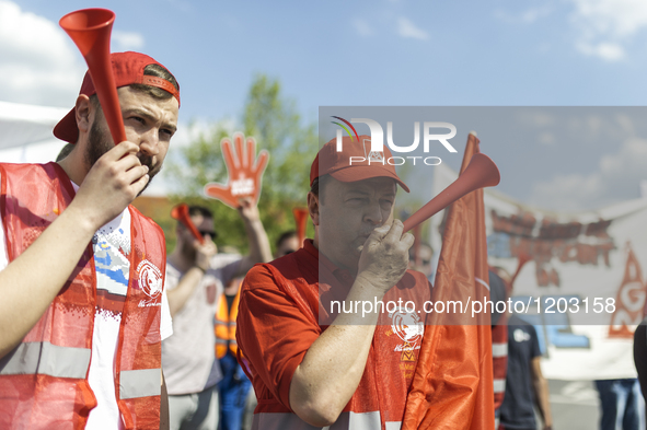 Employees of the Dailmer have gathered for a warning strike rally in front of the entrance to the company's plant in Berlin, Germany, 11 May...