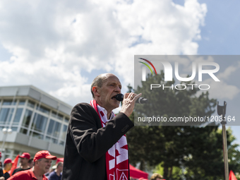 Union IG Metall Berlin leader, Klaus Abel, speaks to employees during a rally in support of the demands made by German union IG Metall in th...