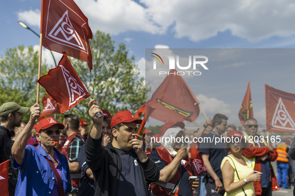 Employees of the Dailmer have gathered for a warning strike rally in front of the entrance to the company's plant in Berlin, Germany, 11 May...