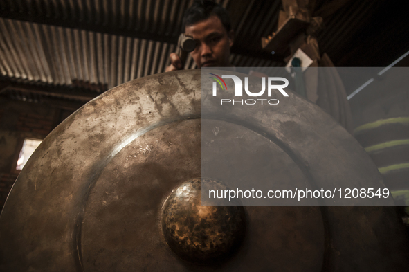 A worker forge gamelan in Gamelan Daliyo Legiyono, Pelem Lor Batu Retno Village, Banguntapan, Yogyakarta, Indonesia, on May 13, 2016. Gamela...