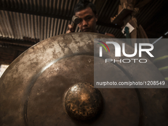 A worker forge gamelan in Gamelan Daliyo Legiyono, Pelem Lor Batu Retno Village, Banguntapan, Yogyakarta, Indonesia, on May 13, 2016. Gamela...