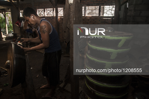 A worker forge gamelan in Gamelan Daliyo Legiyono, Pelem Lor Batu Retno Village, Banguntapan, Yogyakarta, Indonesia, on May 13, 2016. Gamela...