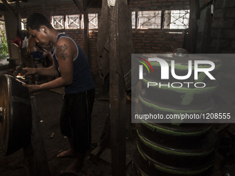 A worker forge gamelan in Gamelan Daliyo Legiyono, Pelem Lor Batu Retno Village, Banguntapan, Yogyakarta, Indonesia, on May 13, 2016. Gamela...