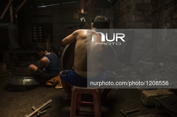 A worker forge gamelan in Gamelan Daliyo Legiyono, Pelem Lor Batu Retno Village, Banguntapan, Yogyakarta, Indonesia, on May 13, 2016. Gamela...