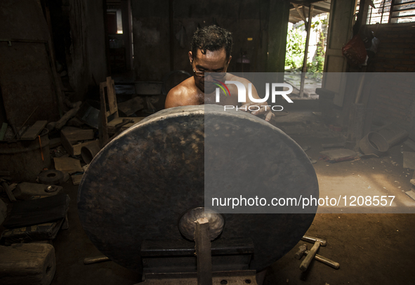 A worker forge gamelan in Gamelan Daliyo Legiyono, Pelem Lor Batu Retno Village, Banguntapan, Yogyakarta, Indonesia, on May 13, 2016. Gamela...